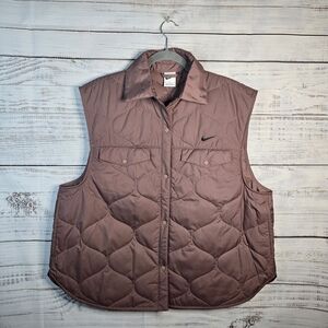 NWT Nike Quilted Puffer Vest Women’s Medium Mauve Snap Front With Pockets